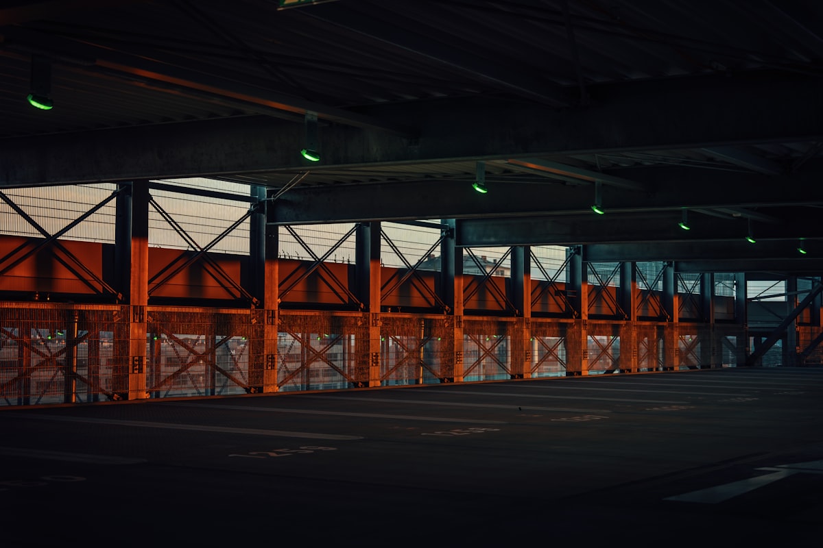Almacén industrial con estanterías