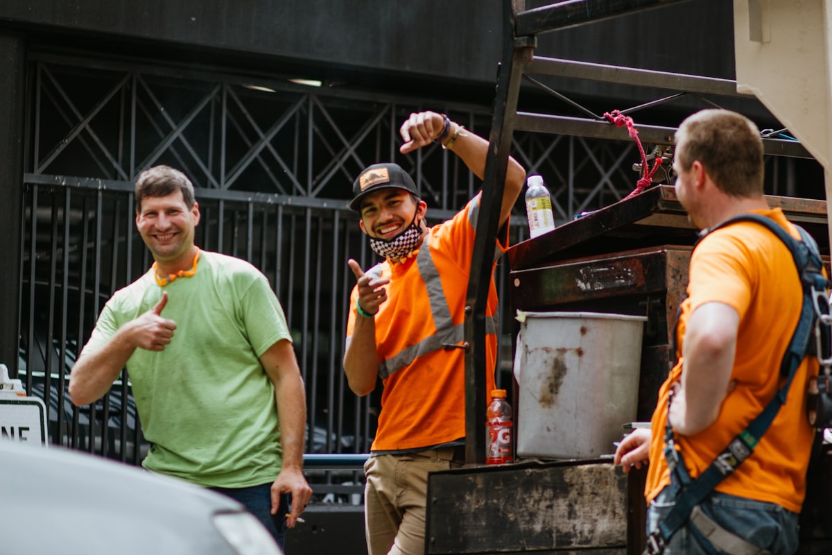 Equipo de trabajadores en una nave