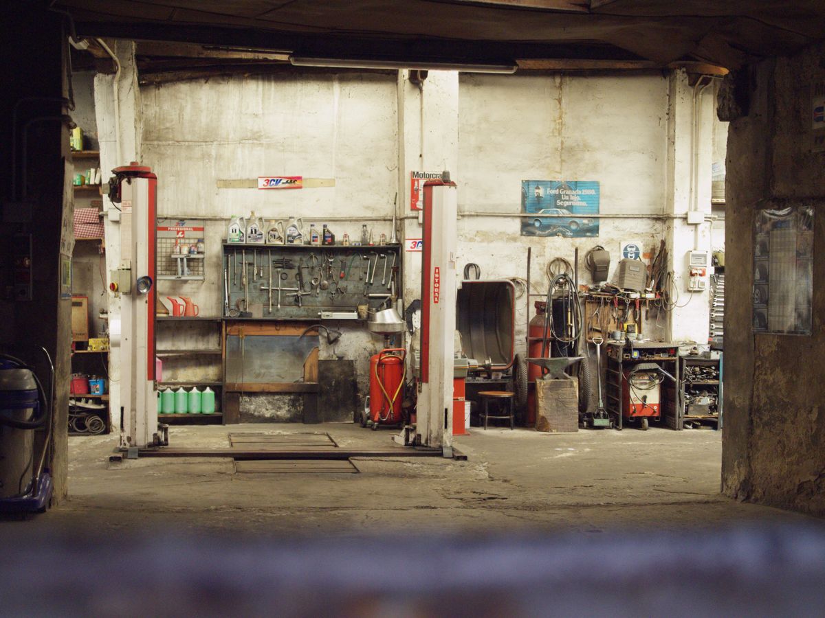 Almacén industrial con estanterías